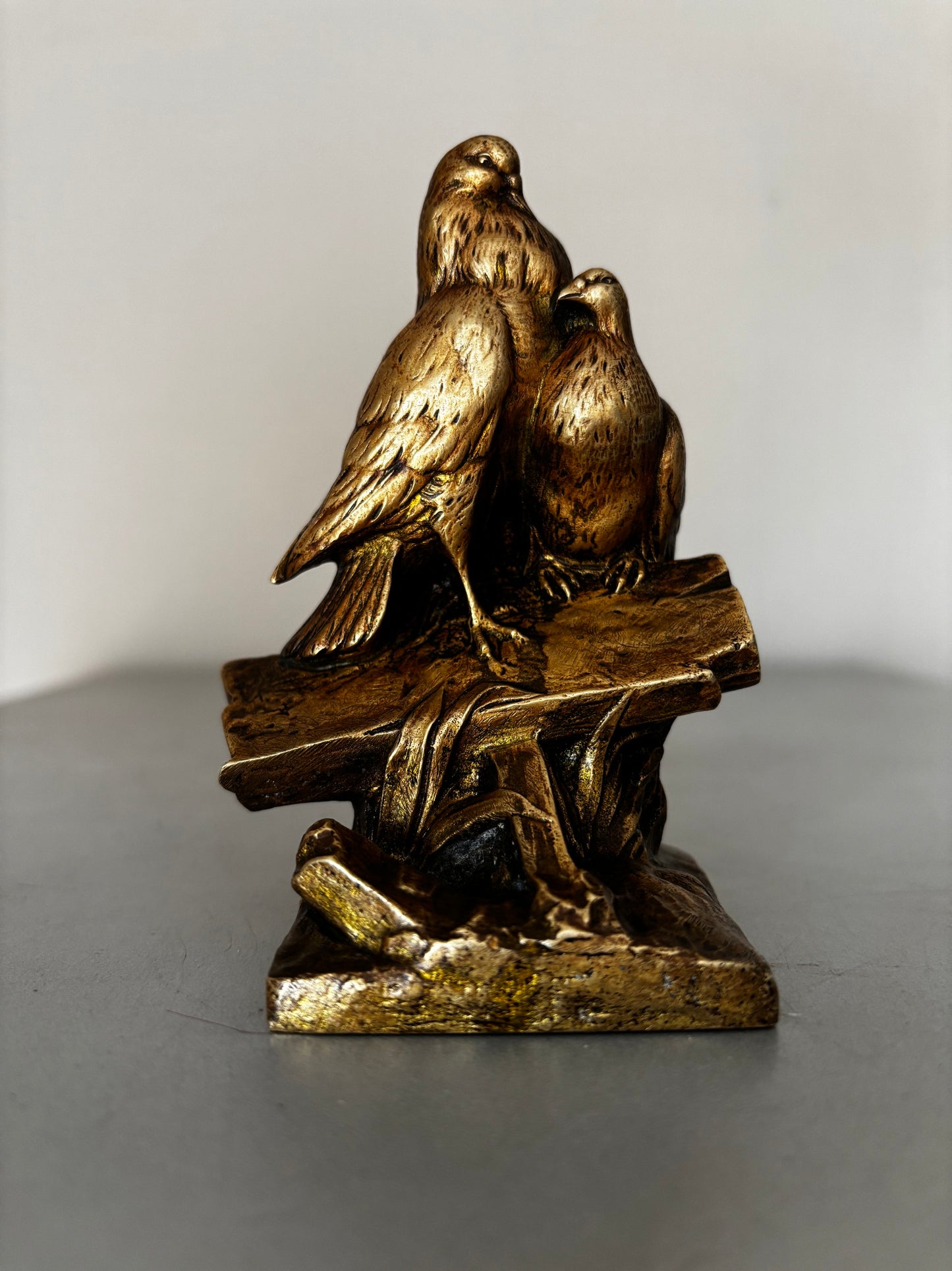 Bronze animalier doré signé Charles Paillet (1871-1937). Couple de Pigeons ou Tourterelles.