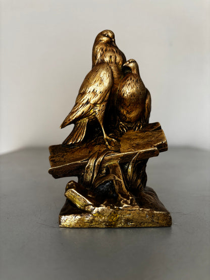 Bronze animalier doré signé Charles Paillet (1871-1937). Couple de Pigeons ou Tourterelles.