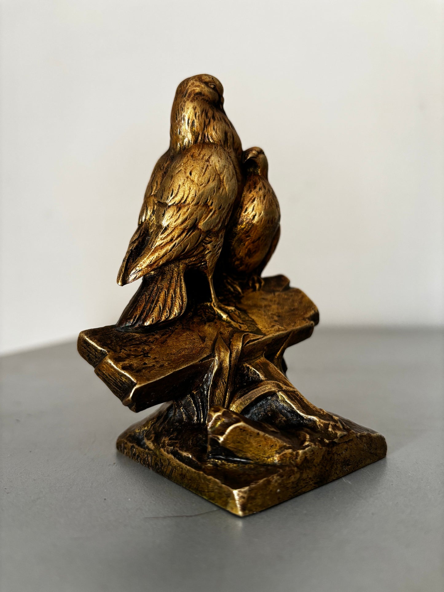 Bronze animalier doré signé Charles Paillet (1871-1937). Couple de Pigeons ou Tourterelles.