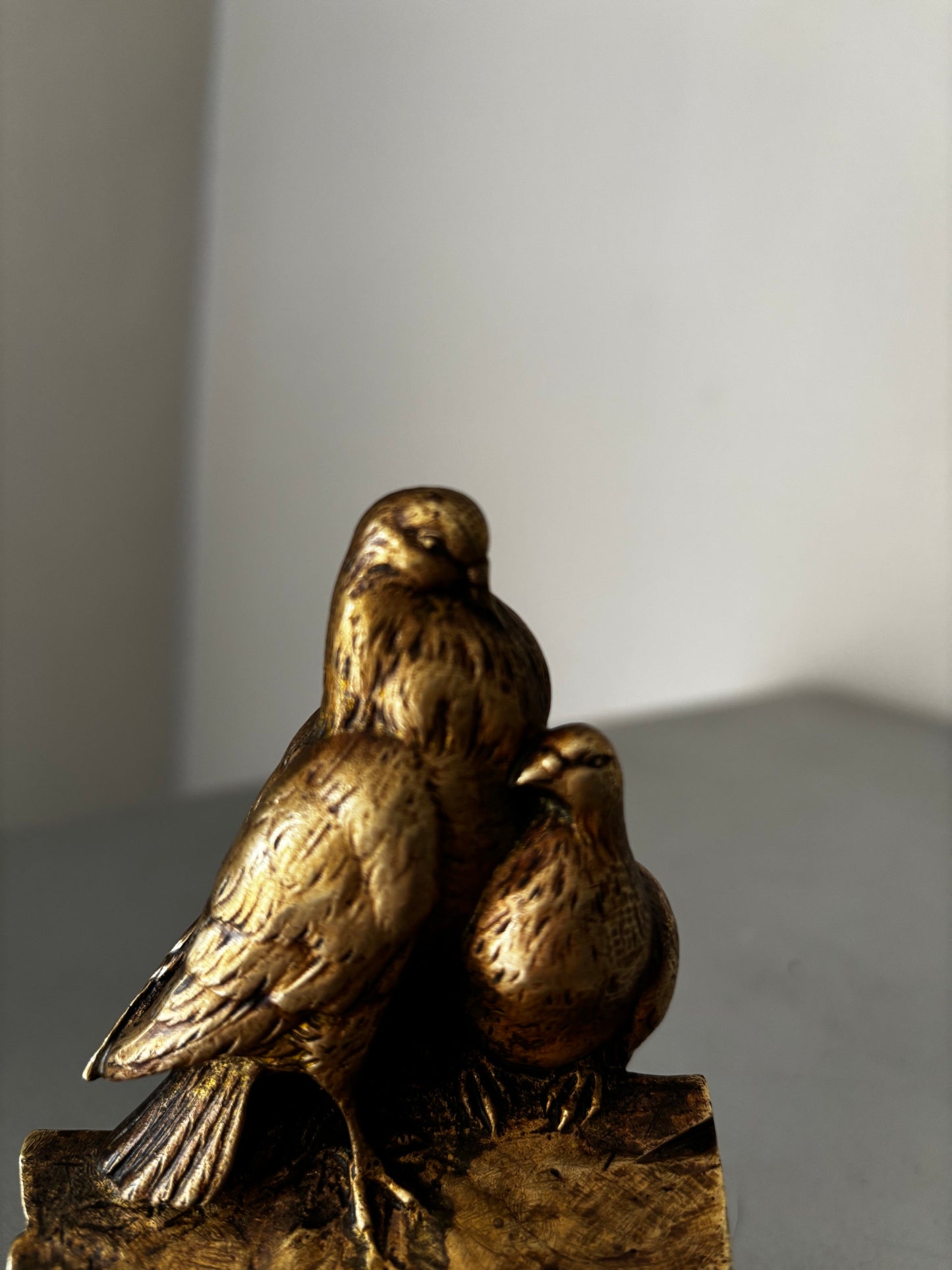 Bronze animalier doré signé Charles Paillet (1871-1937). Couple de Pigeons ou Tourterelles.