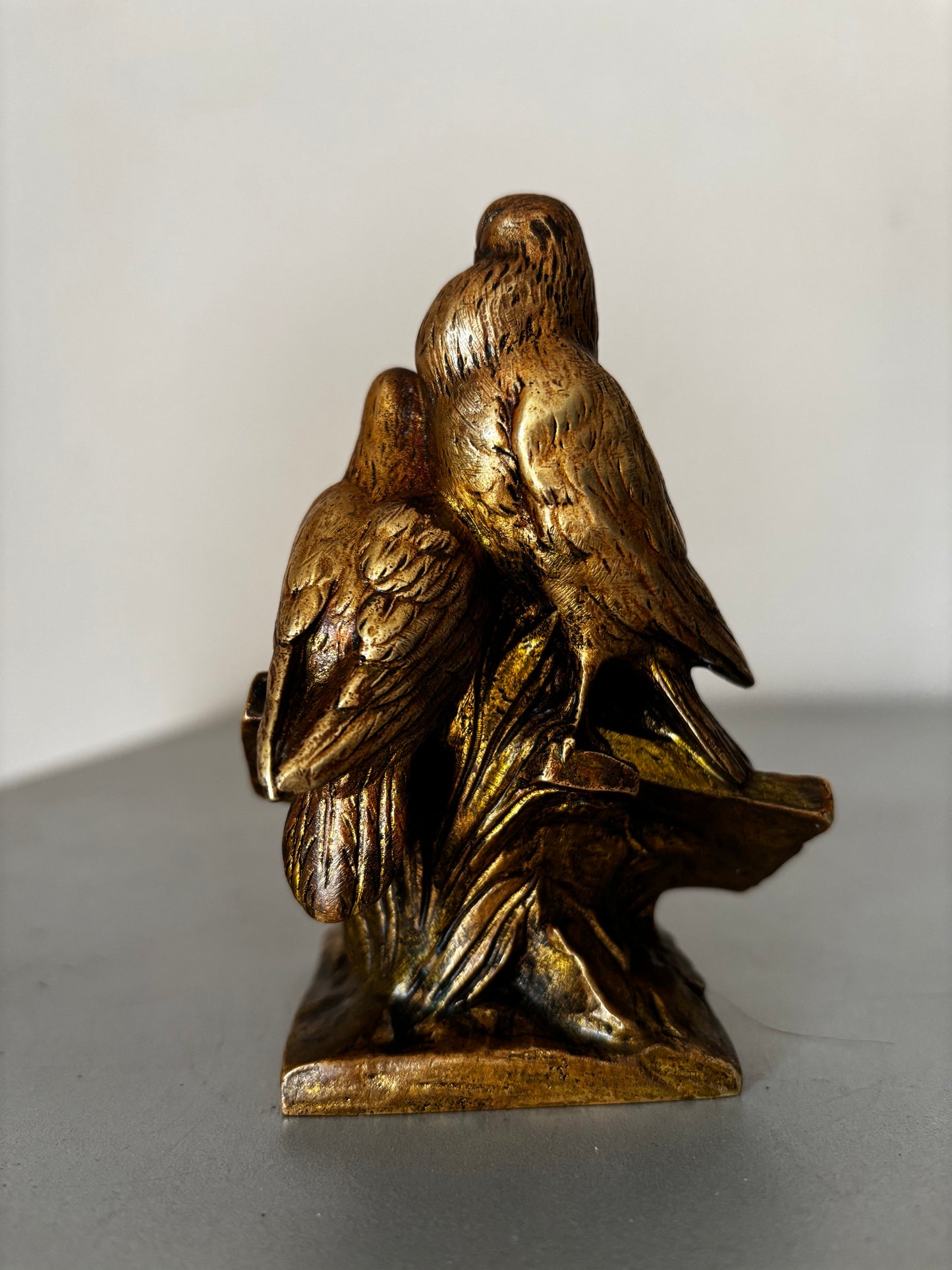 Bronze animalier doré signé Charles Paillet (1871-1937). Couple de Pigeons ou Tourterelles.
