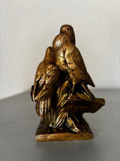 Bronze animalier doré signé Charles Paillet (1871-1937). Couple de Pigeons ou Tourterelles.