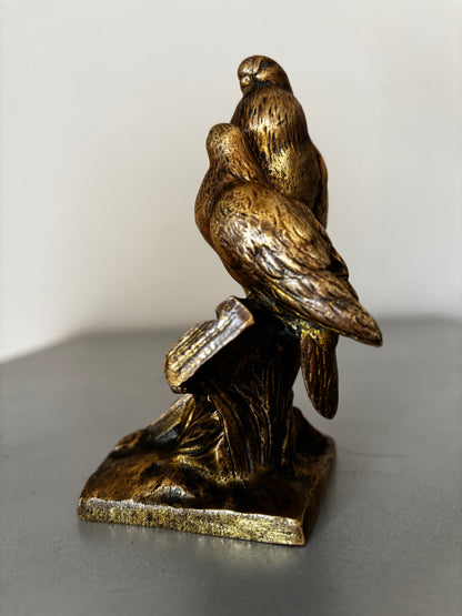 Bronze animalier doré signé Charles Paillet (1871-1937). Couple de Pigeons ou Tourterelles.
