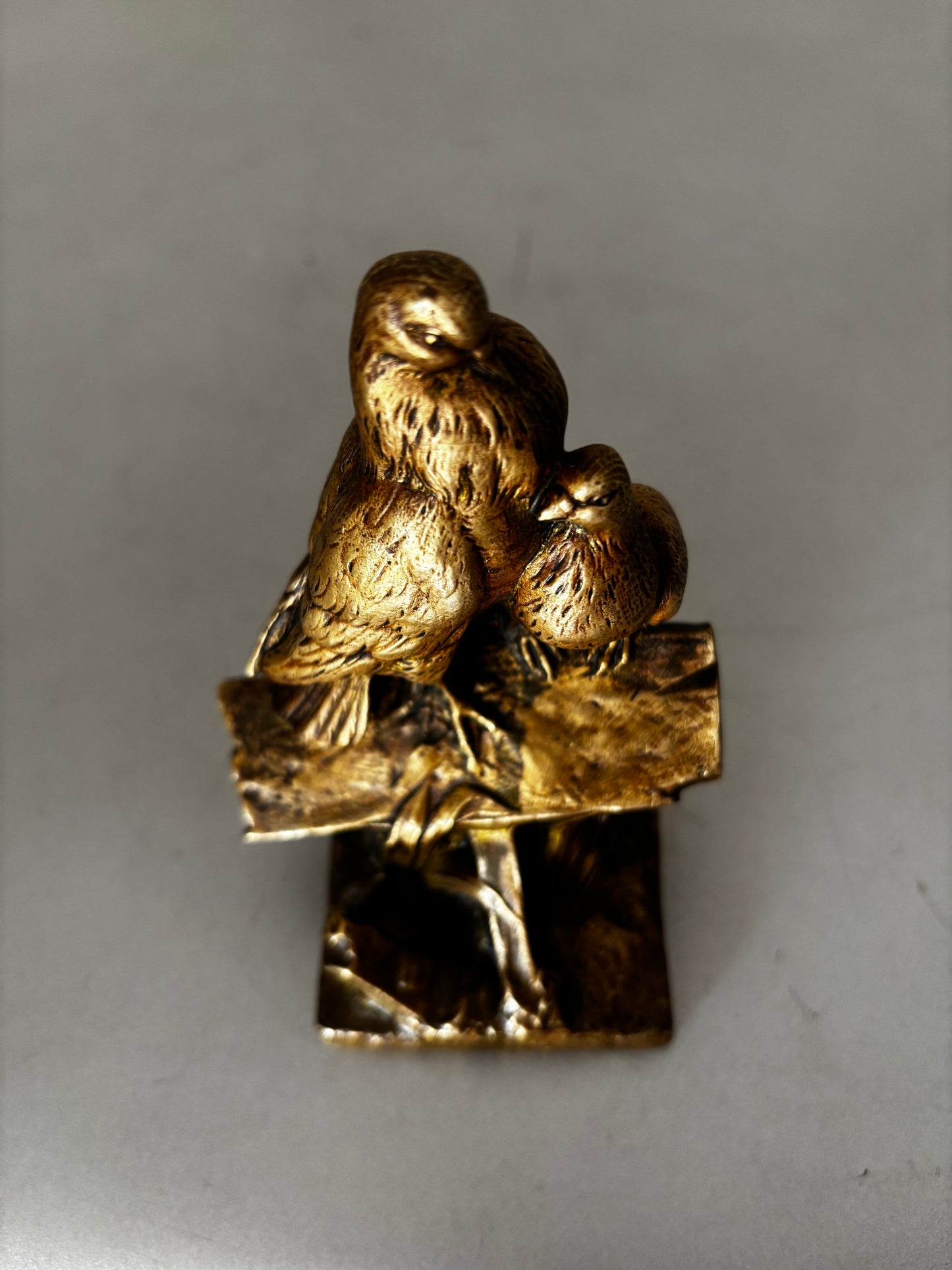 Bronze animalier doré signé Charles Paillet (1871-1937). Couple de Pigeons ou Tourterelles.