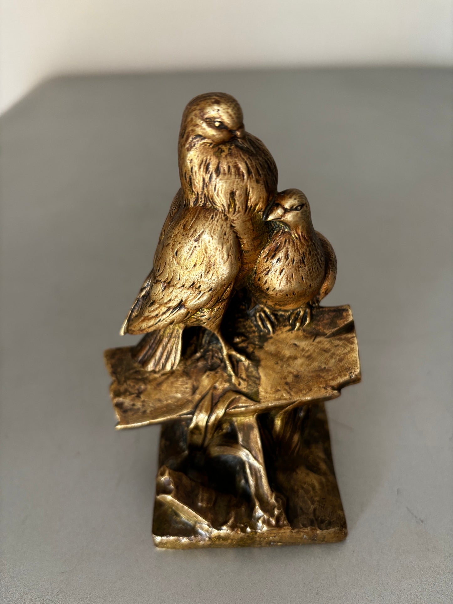 Bronze animalier doré signé Charles Paillet (1871-1937). Couple de Pigeons ou Tourterelles.