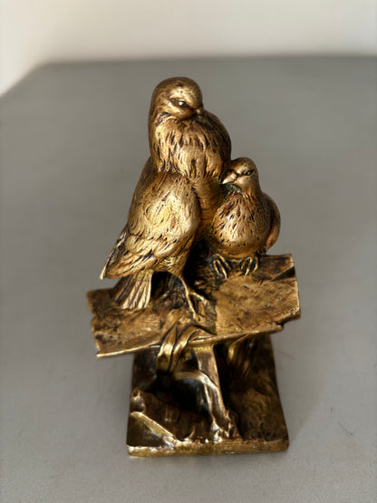 Bronze animalier doré signé Charles Paillet (1871-1937). Couple de Pigeons ou Tourterelles.