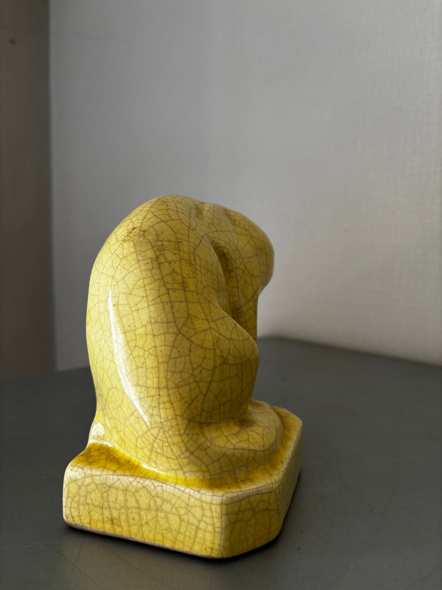 Chat en céramique Craquelée Jaune - Faïence Art Deco 1930 H15cm L20cm signé et numéroté.