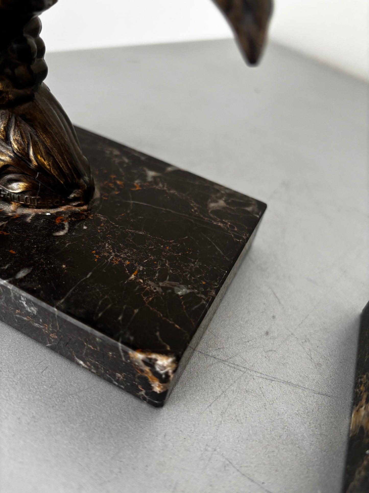 Serre-Livres art déco signé Maurice Frécourt - Éditeur Gallot , régule à patine bronze.