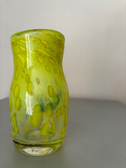 Verrerie d'art signé Didier Saba ( Antibes-Biot ) . Vase en verre soufflé multicouches, numéroté.