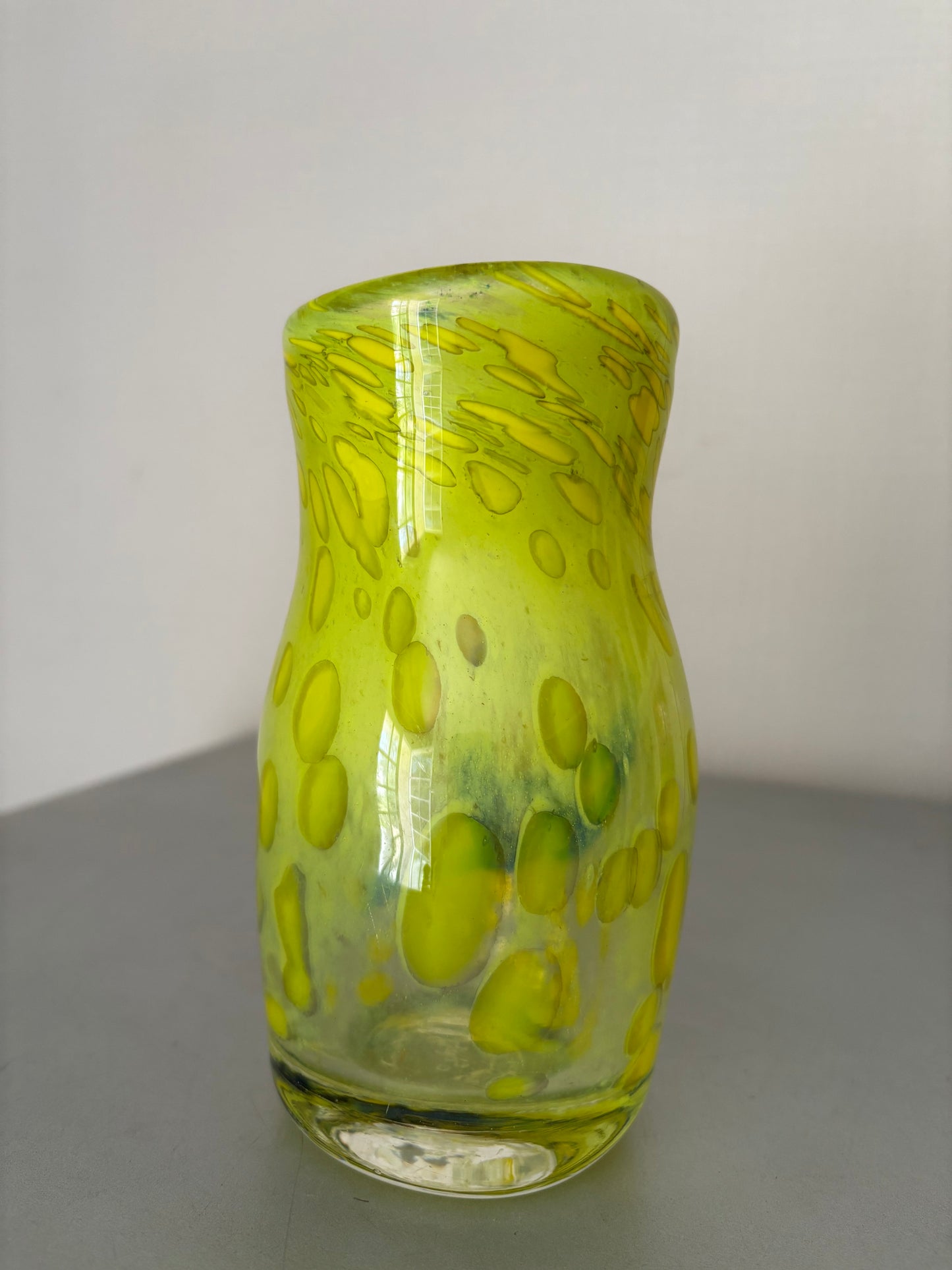 Verrerie d'art signé Didier Saba ( Antibes-Biot ) . Vase en verre soufflé multicouches, numéroté.