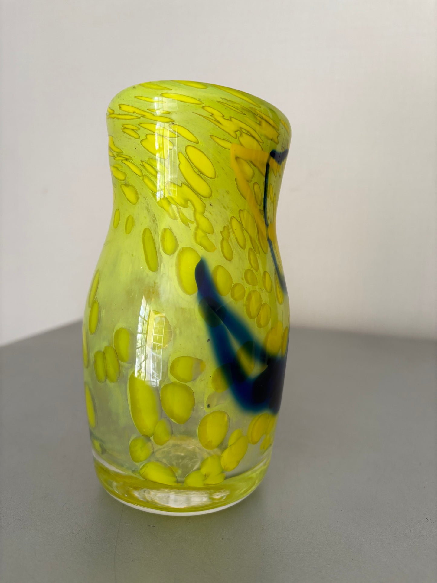 Verrerie d'art signé Didier Saba ( Antibes-Biot ) . Vase en verre soufflé multicouches, numéroté.