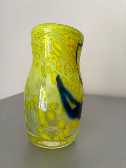 Verrerie d'art signé Didier Saba ( Antibes-Biot ) . Vase en verre soufflé multicouches, numéroté.
