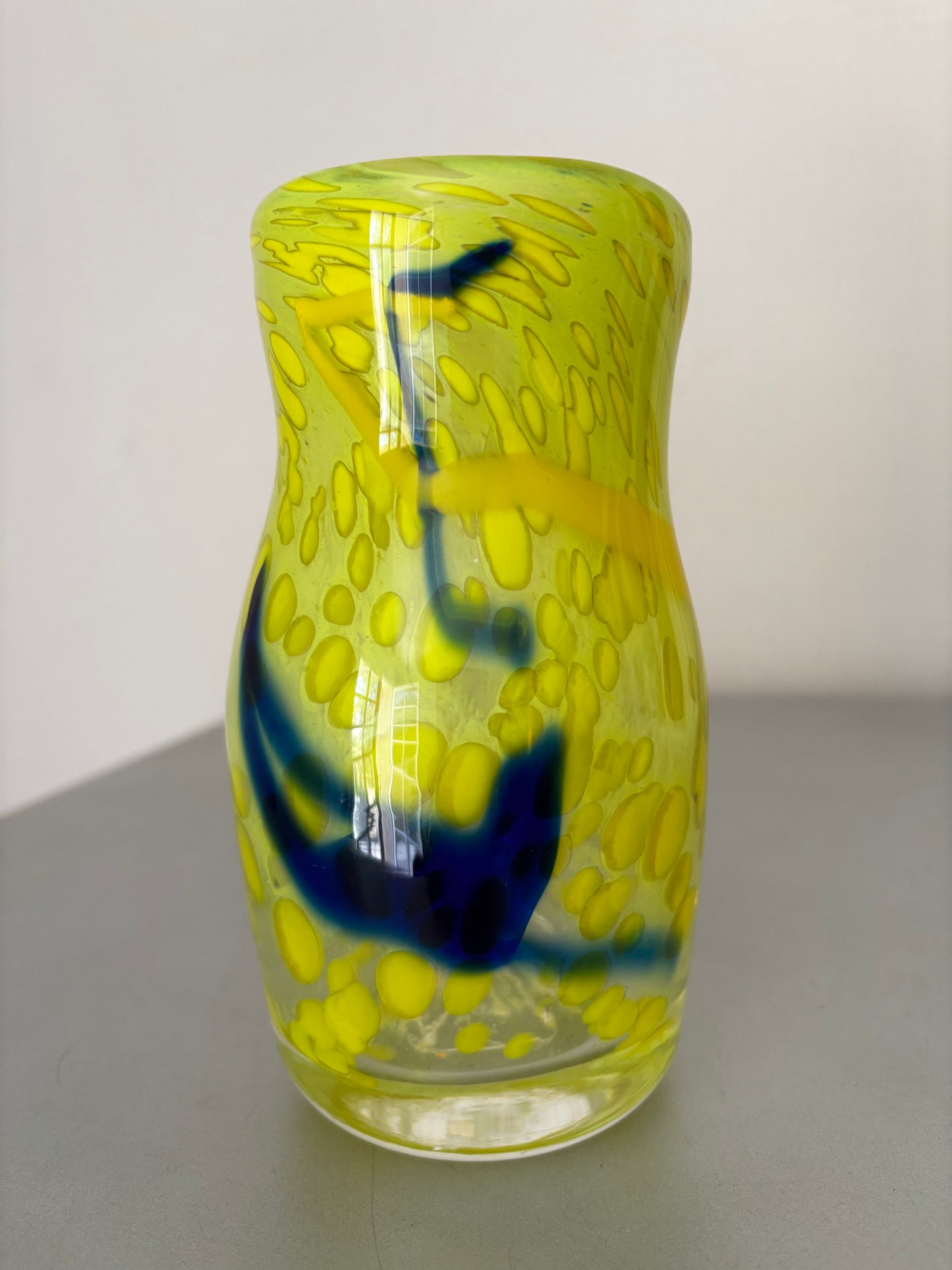 Verrerie d'art signé Didier Saba ( Antibes-Biot ) . Vase en verre soufflé multicouches, numéroté.