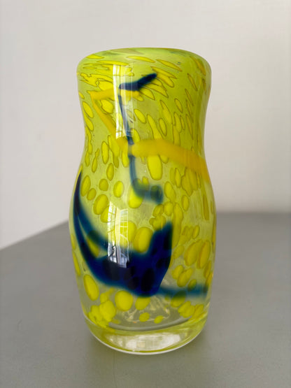 Verrerie d'art signé Didier Saba ( Antibes-Biot ) . Vase en verre soufflé multicouches, numéroté.