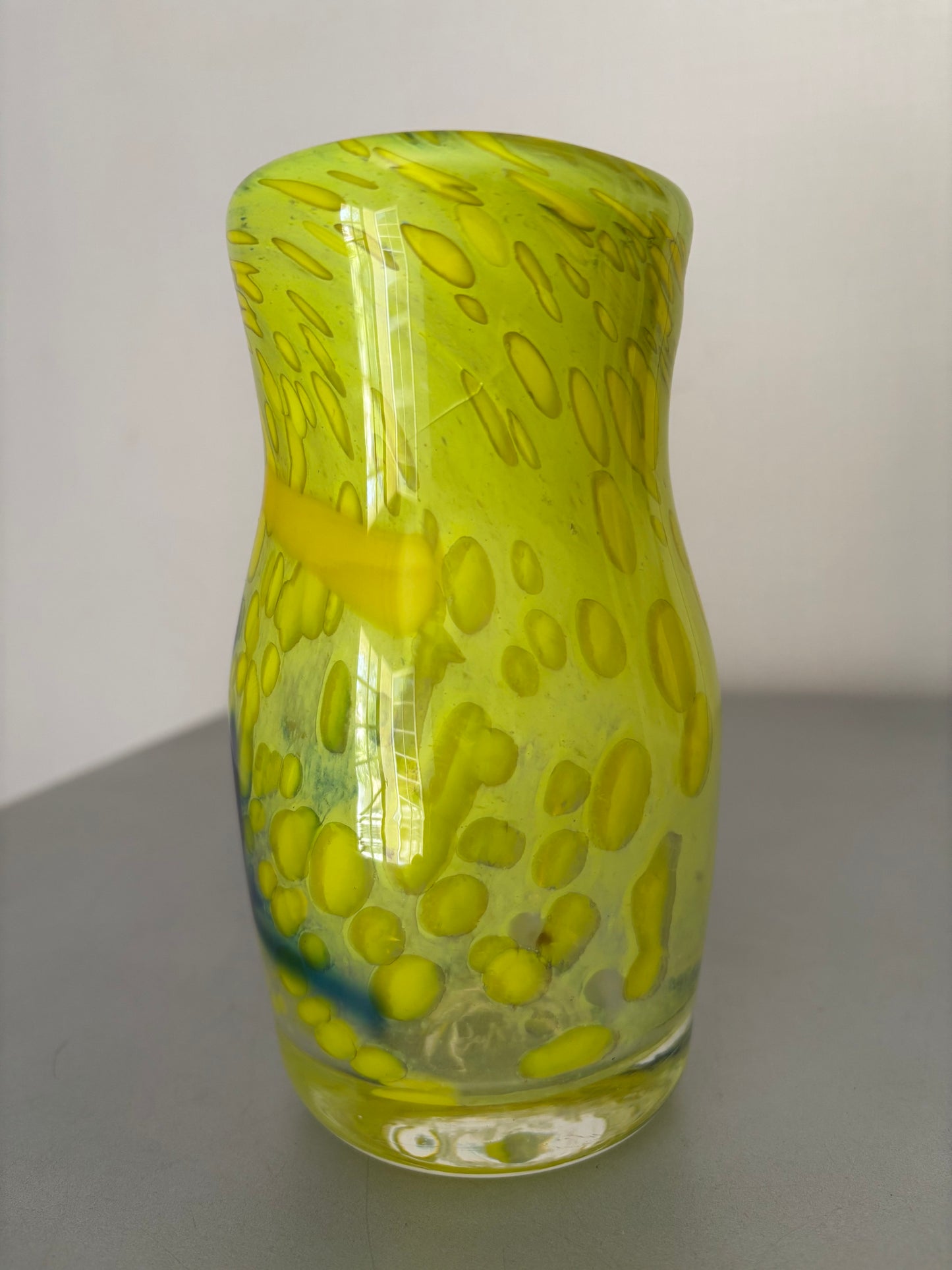 Verrerie d'art signé Didier Saba ( Antibes-Biot ) . Vase en verre soufflé multicouches, numéroté.