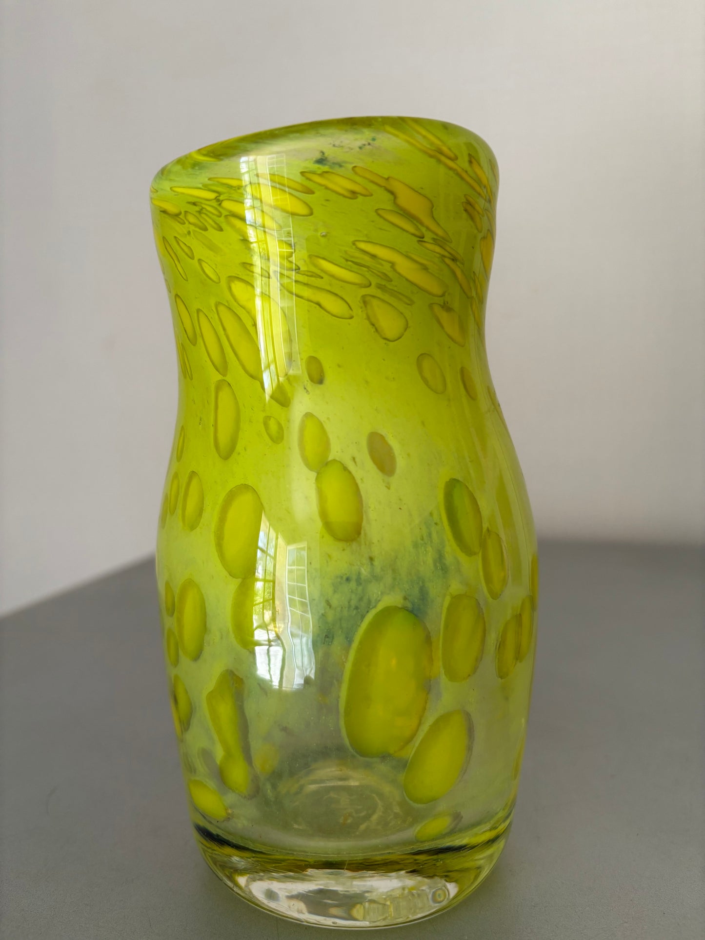 Verrerie d'art signé Didier Saba ( Antibes-Biot ) . Vase en verre soufflé multicouches, numéroté.