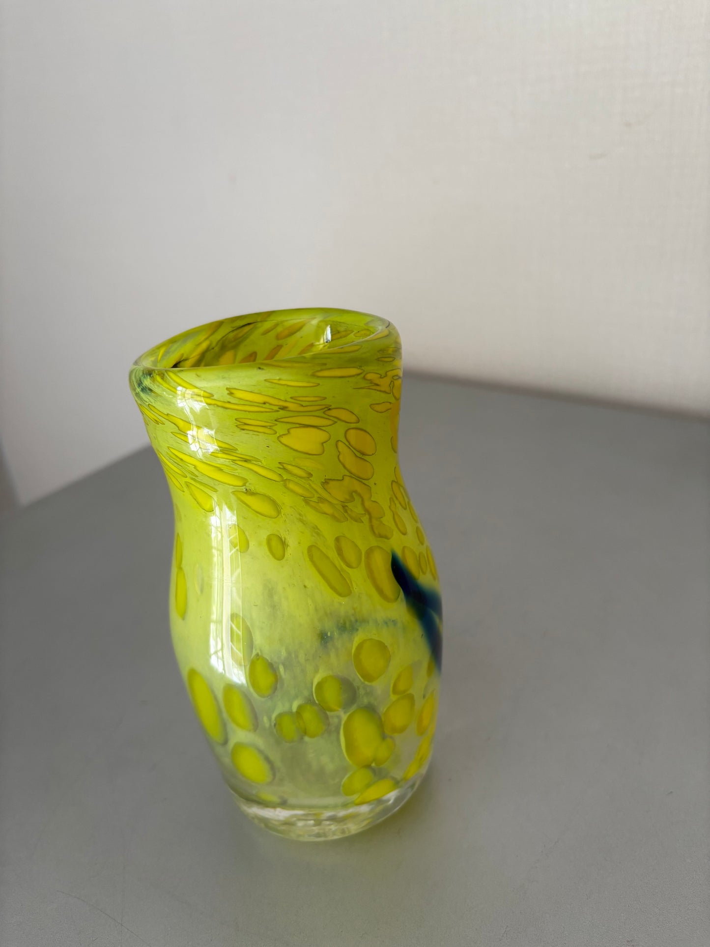 Verrerie d'art signé Didier Saba ( Antibes-Biot ) . Vase en verre soufflé multicouches, numéroté.