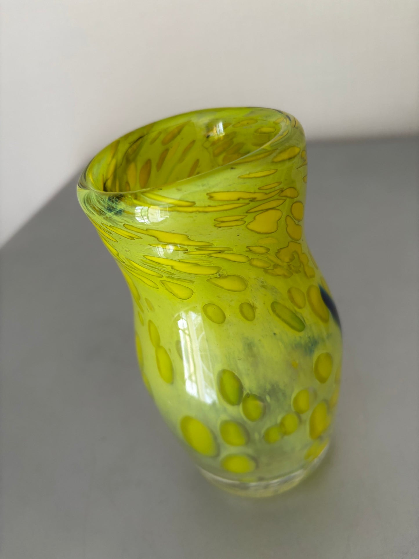 Verrerie d'art signé Didier Saba ( Antibes-Biot ) . Vase en verre soufflé multicouches, numéroté.