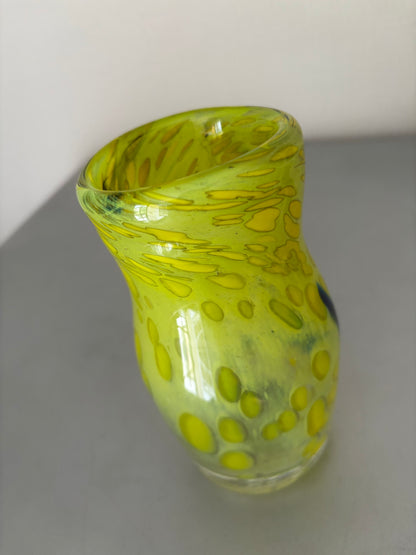 Verrerie d'art signé Didier Saba ( Antibes-Biot ) . Vase en verre soufflé multicouches, numéroté.