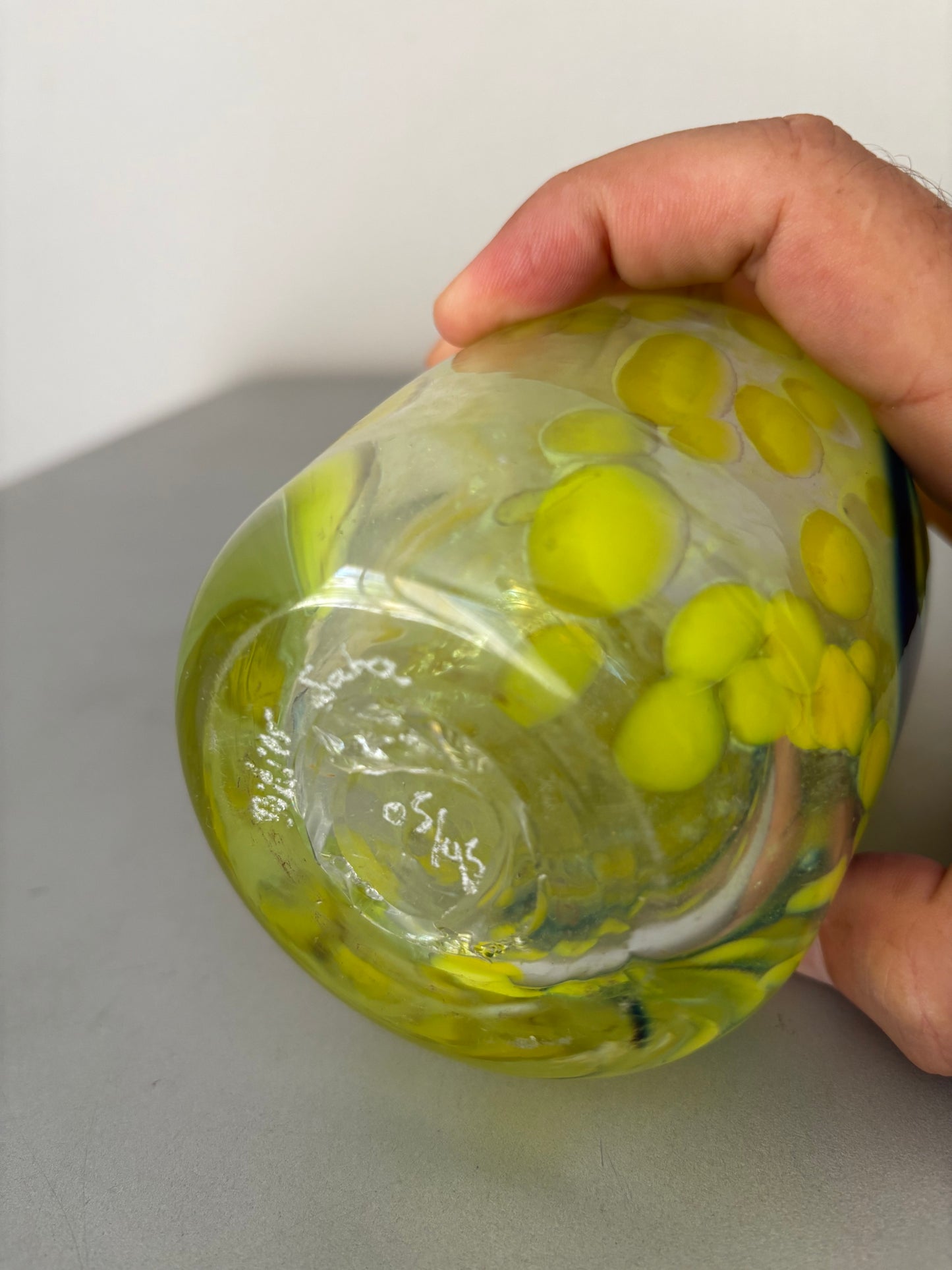 Verrerie d'art signé Didier Saba ( Antibes-Biot ) . Vase en verre soufflé multicouches, numéroté.