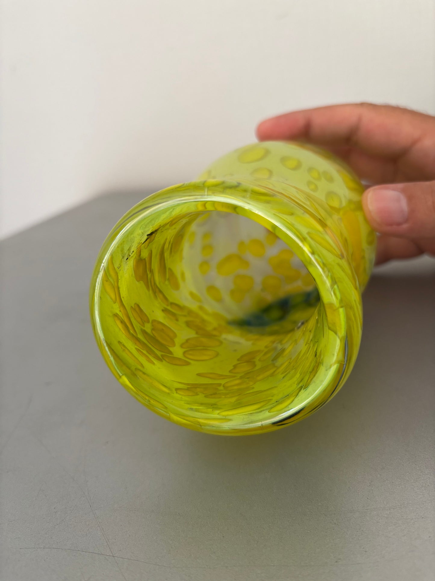 Verrerie d'art signé Didier Saba ( Antibes-Biot ) . Vase en verre soufflé multicouches, numéroté.
