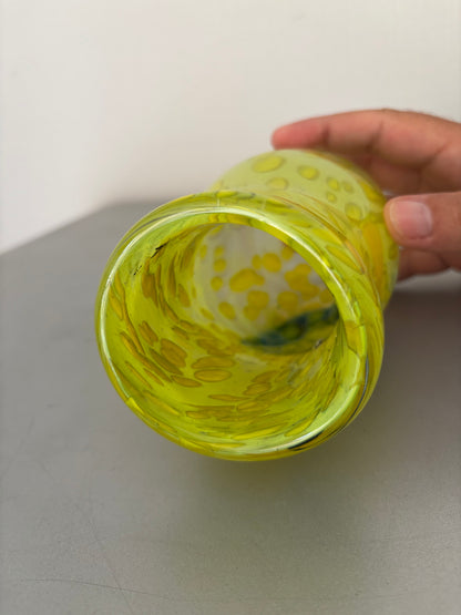 Verrerie d'art signé Didier Saba ( Antibes-Biot ) . Vase en verre soufflé multicouches, numéroté.