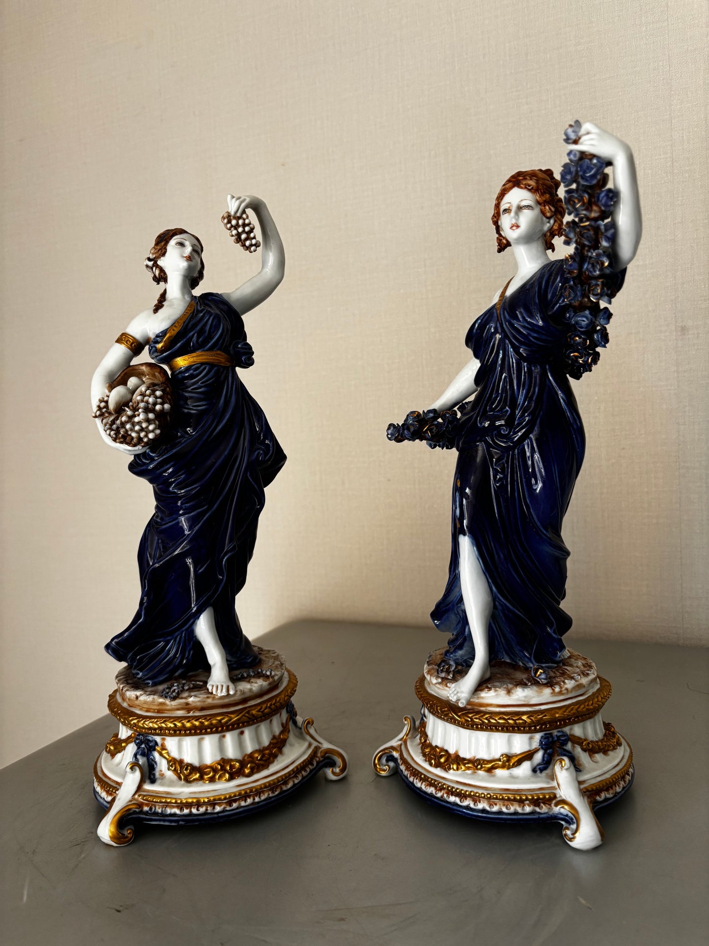 Statuettes allégorique en Porcelaine Capodimonte de Tiche, signées Gallotti Bleu Cobalt et or 33cm