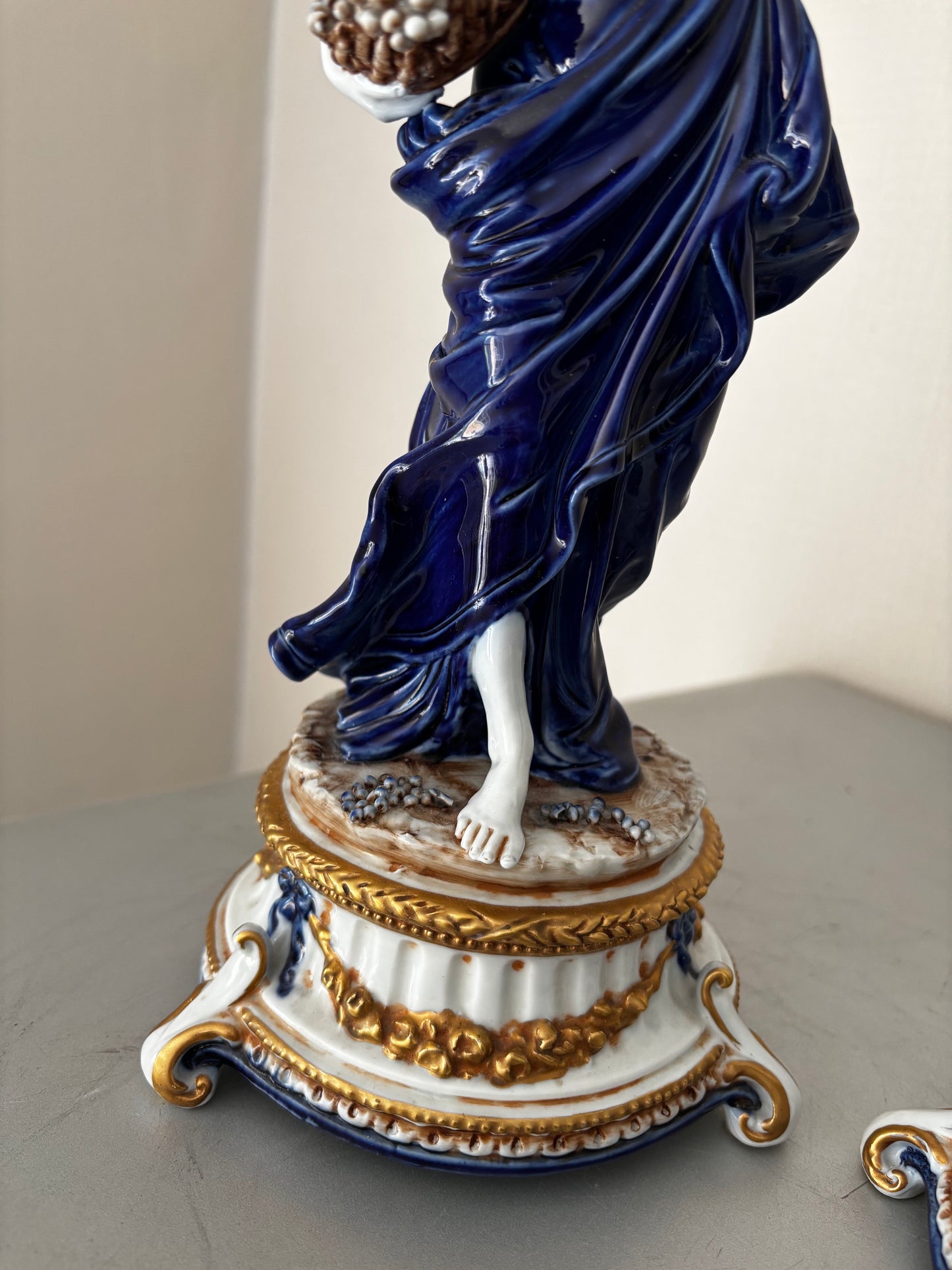 Statuettes allégorique en Porcelaine Capodimonte de Tiche, signées Gallotti Bleu Cobalt et or 33cm