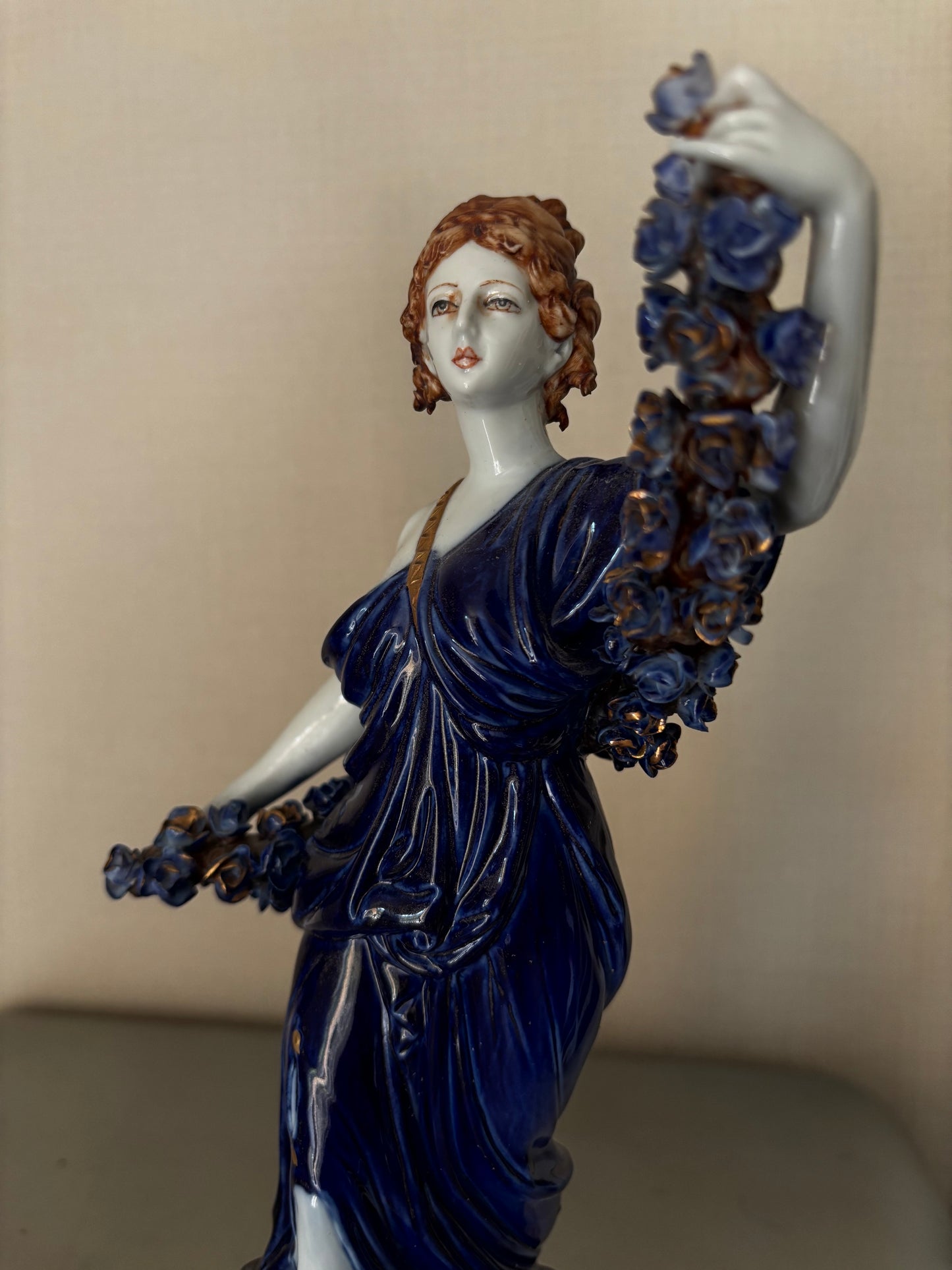 Statuettes allégorique en Porcelaine Capodimonte de Tiche, signées Gallotti Bleu Cobalt et or 33cm
