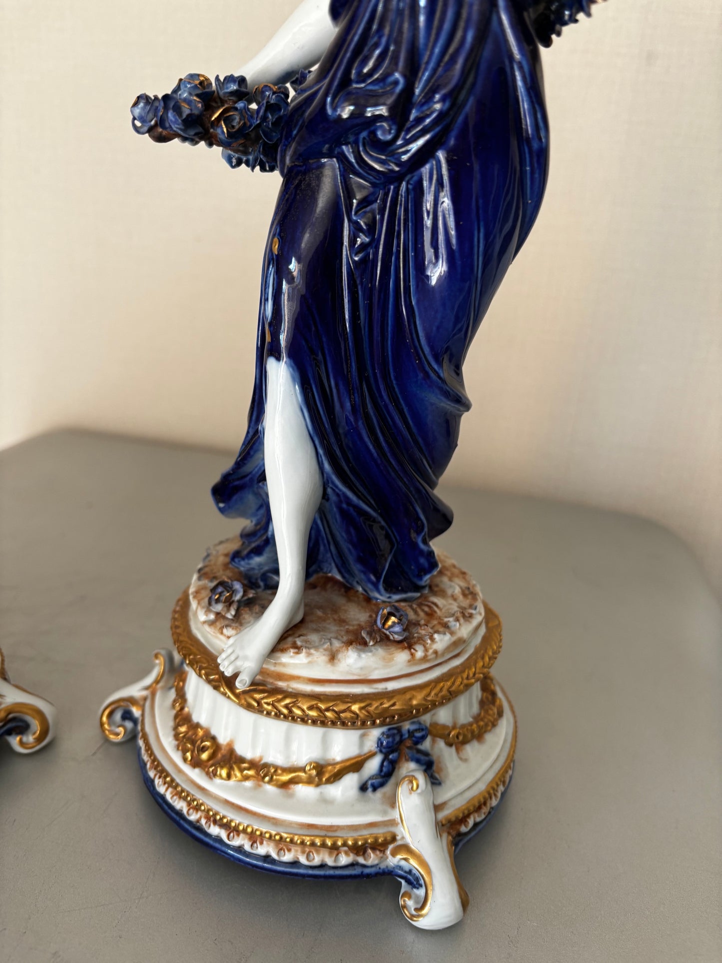 Statuettes allégorique en Porcelaine Capodimonte de Tiche, signées Gallotti Bleu Cobalt et or 33cm