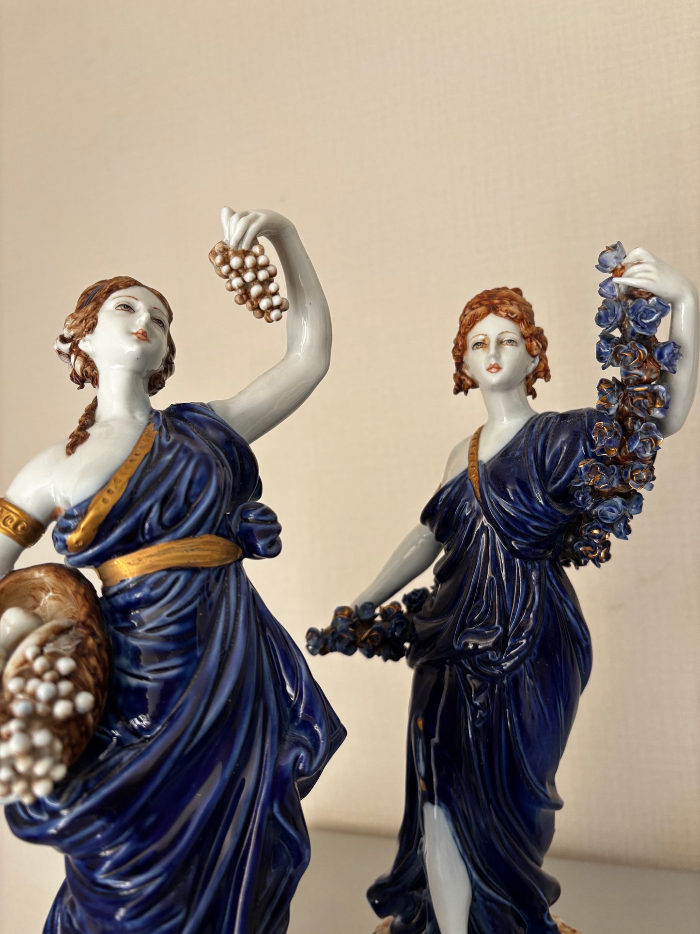 Statuettes allégorique en Porcelaine Capodimonte de Tiche, signées Gallotti Bleu Cobalt et or 33cm