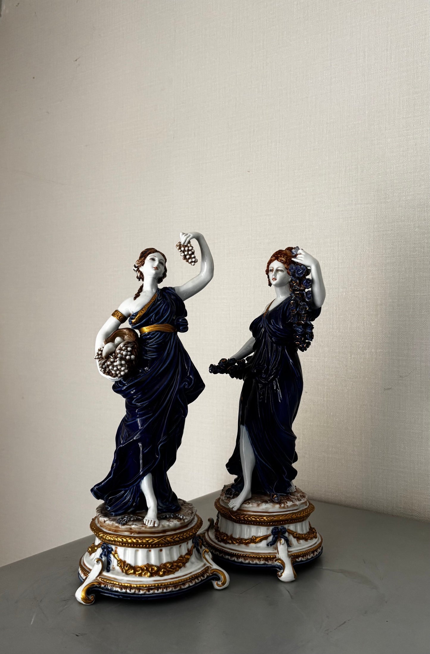 Statuettes allégorique en Porcelaine Capodimonte de Tiche, signées Gallotti Bleu Cobalt et or 33cm