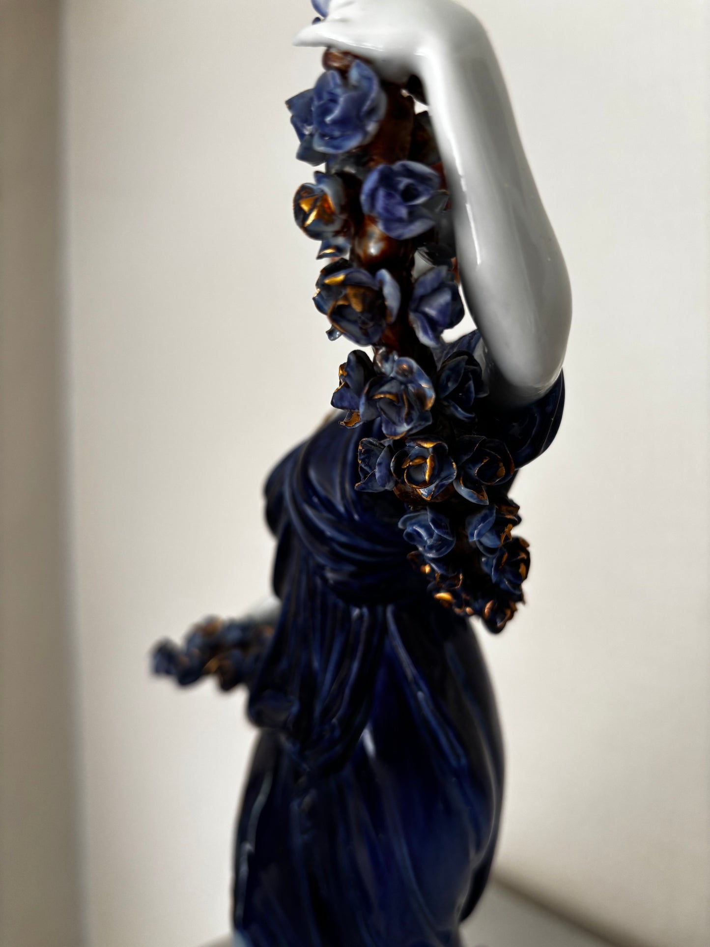 Statuettes allégorique en Porcelaine Capodimonte de Tiche, signées Gallotti Bleu Cobalt et or 33cm