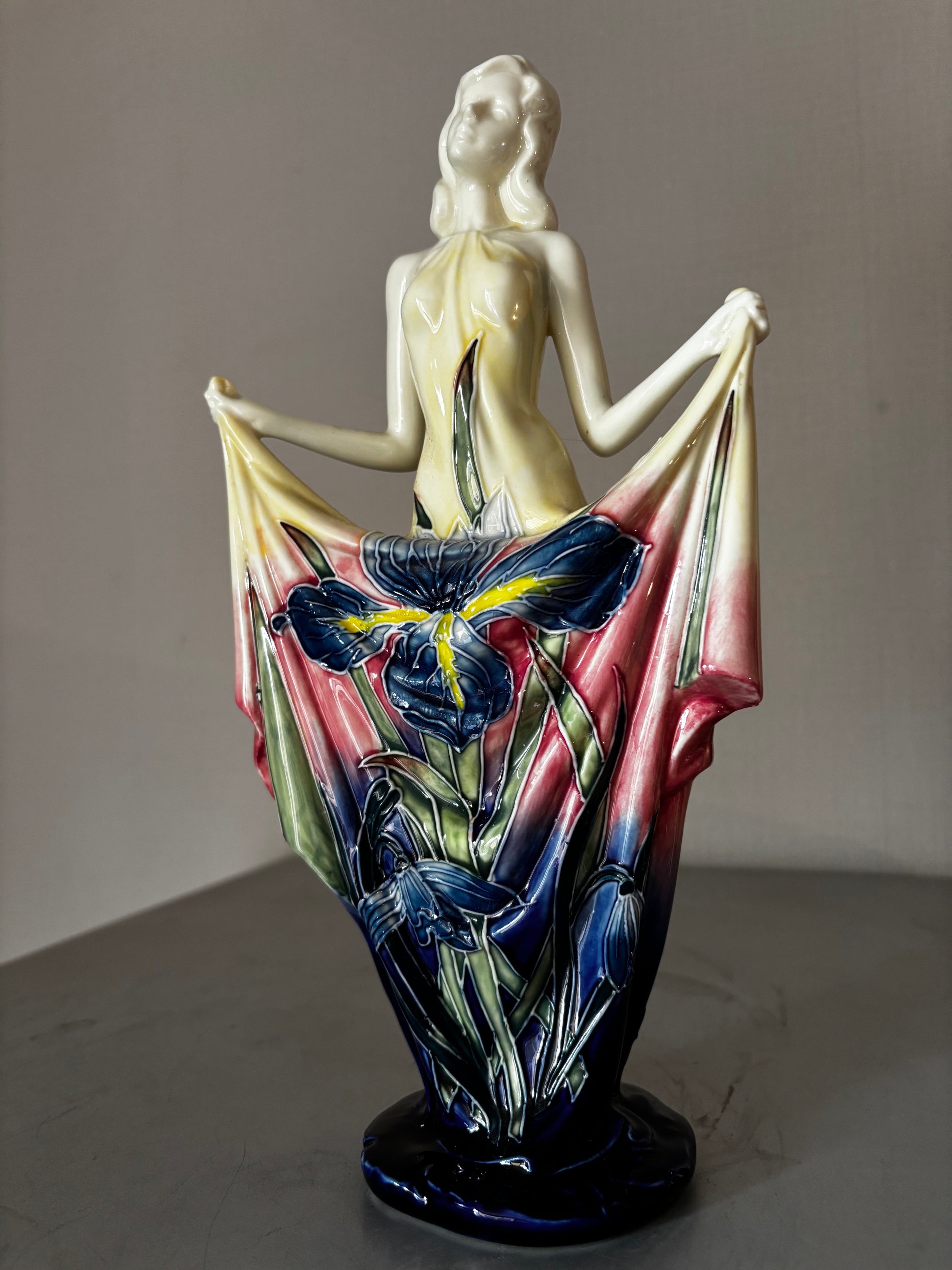 Statuette art nouveau en Porcelaine. Décors Du Galion. Femme Iris Peinte à la Main 30cm