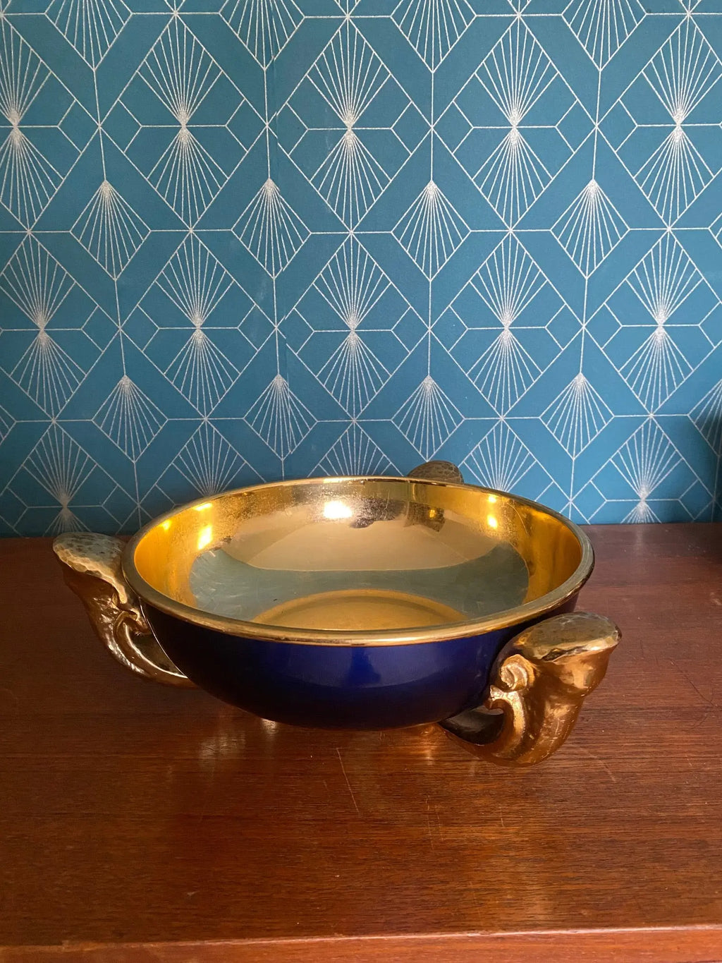 Centre de table art déco, à décors de trompes, dorée à l'or fin, et bleue, 1920 Antiquités de France
