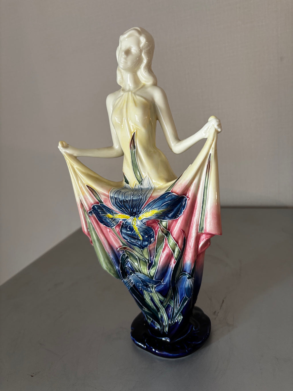 Statuette art nouveau en Porcelaine. Décors Du Galion. Femme Iris Peinte à la Main 30cm