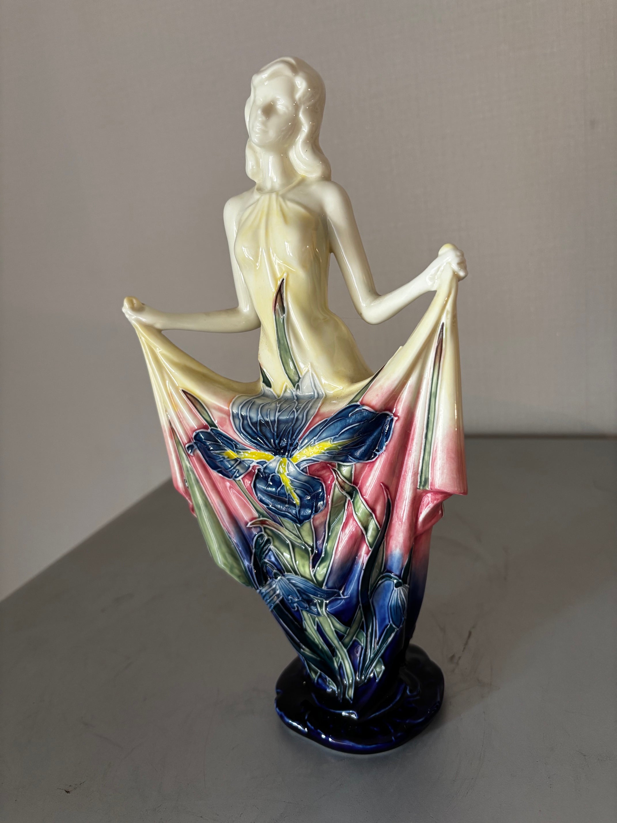 Statuette art nouveau en Porcelaine. Décors Du Galion. Femme Iris Peinte à la Main 30cm