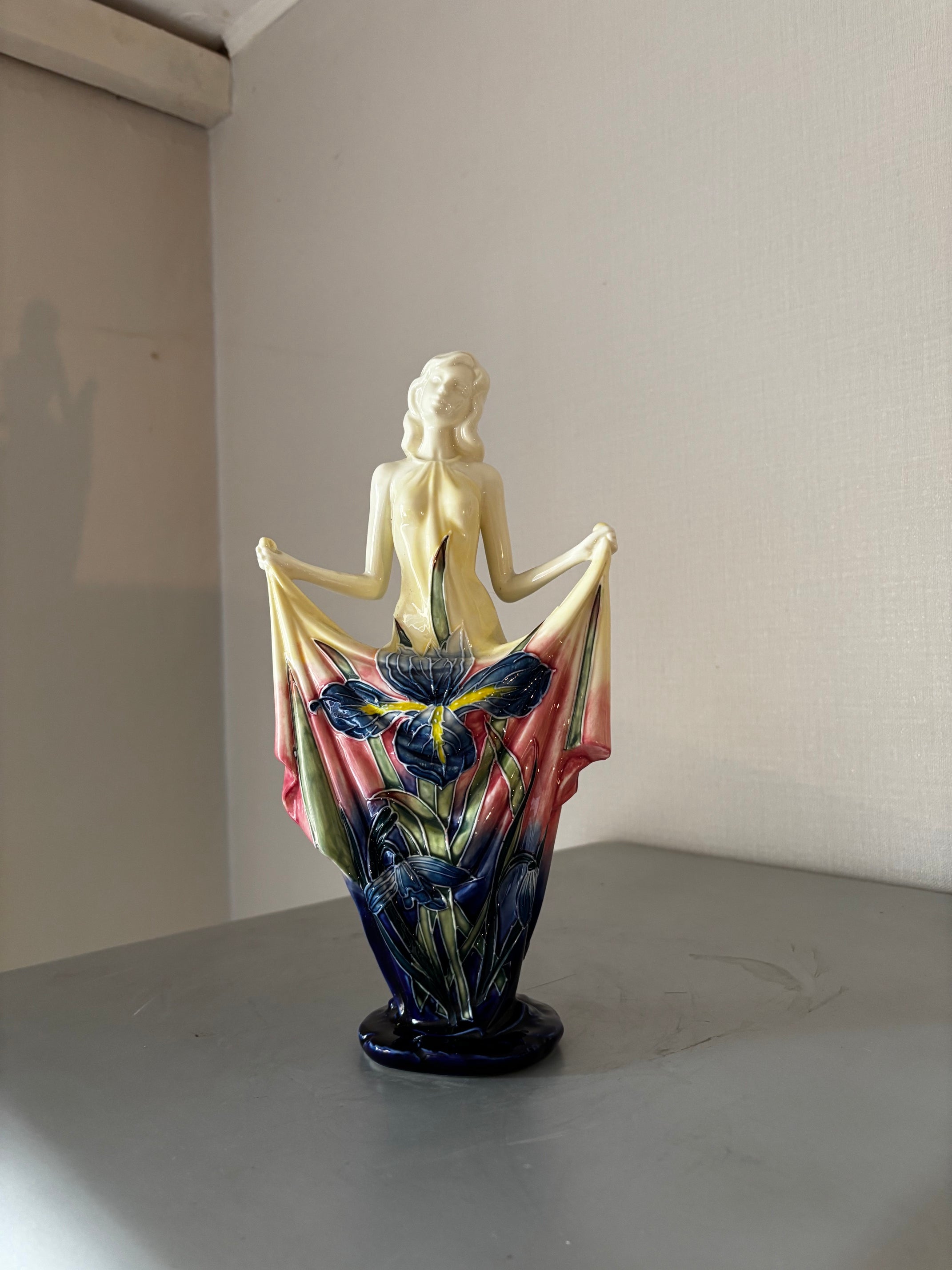 Statuette art nouveau en Porcelaine. Décors Du Galion. Femme Iris Peinte à la Main 30cm