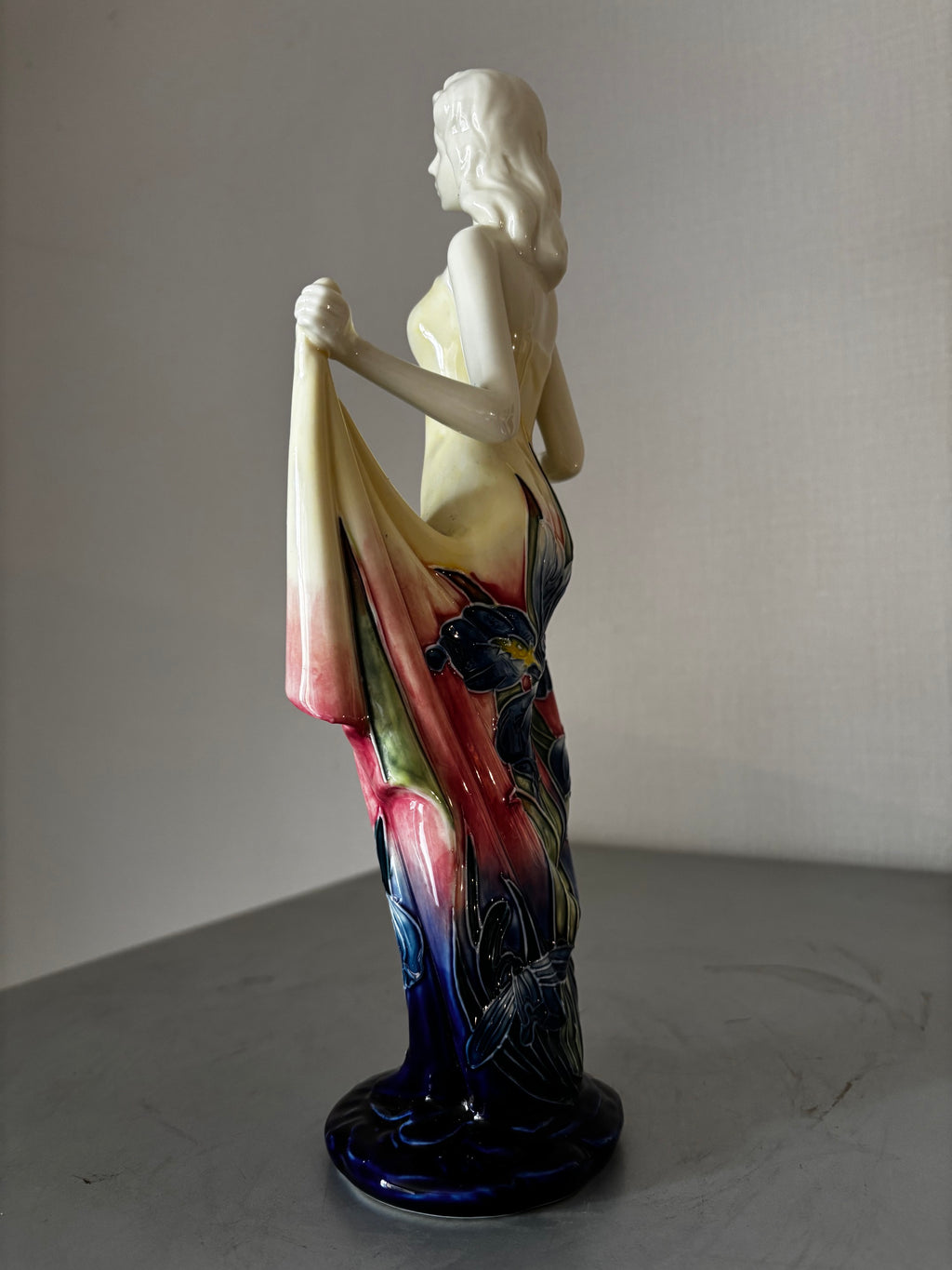 Statuette art nouveau en Porcelaine. Décors Du Galion. Femme Iris Peinte à la Main 30cm