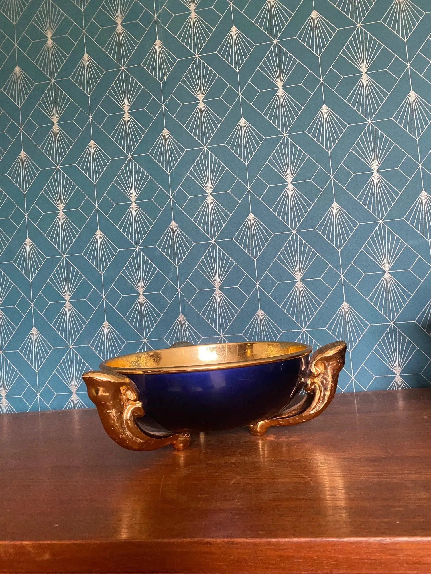 Centre de table art déco, à décors de trompes, dorée à l'or fin, et bleue, 1920
