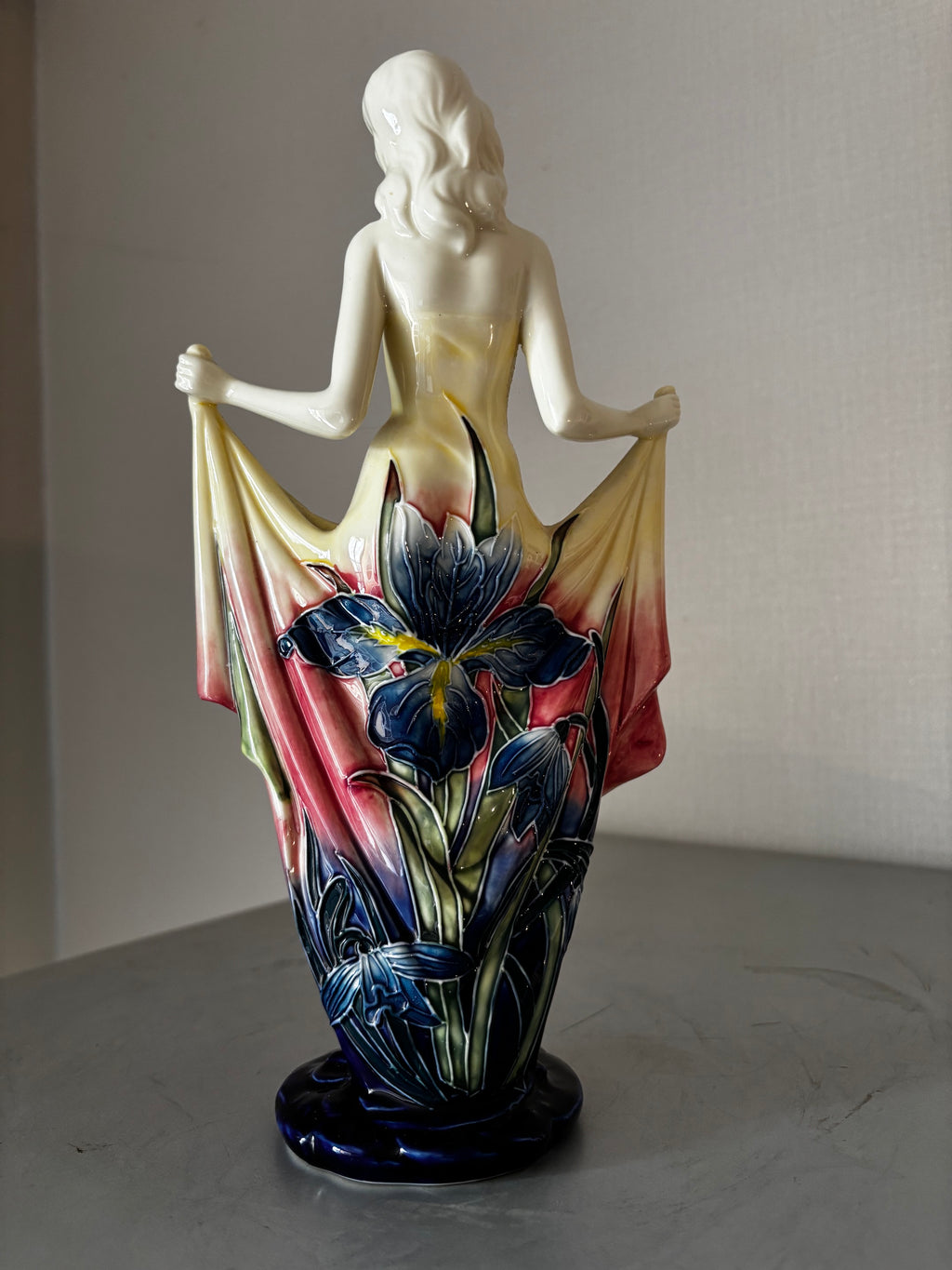 Statuette art nouveau en Porcelaine. Décors Du Galion. Femme Iris Peinte à la Main 30cm