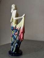 Statuette art nouveau en Porcelaine. Décors Du Galion. Femme Iris Peinte à la Main 30cm