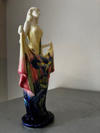 Statuette art nouveau en Porcelaine. Décors Du Galion. Femme Iris Peinte à la Main 30cm