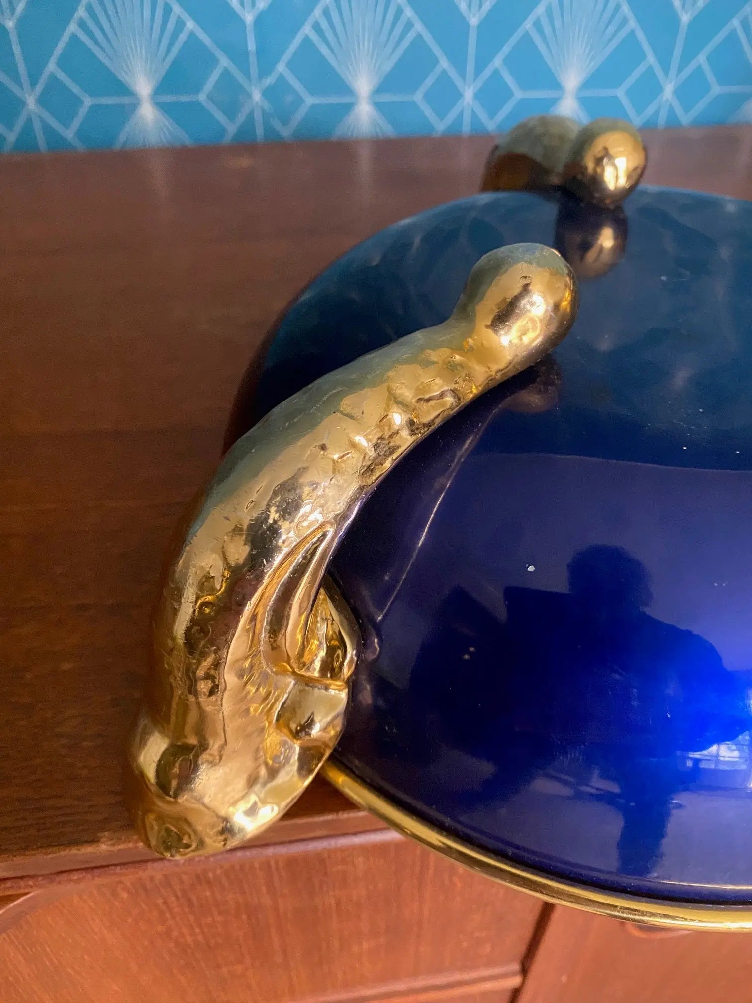 Centre de table art déco, à décors de trompes, dorée à l'or fin, et bleue, 1920 Antiquités de France