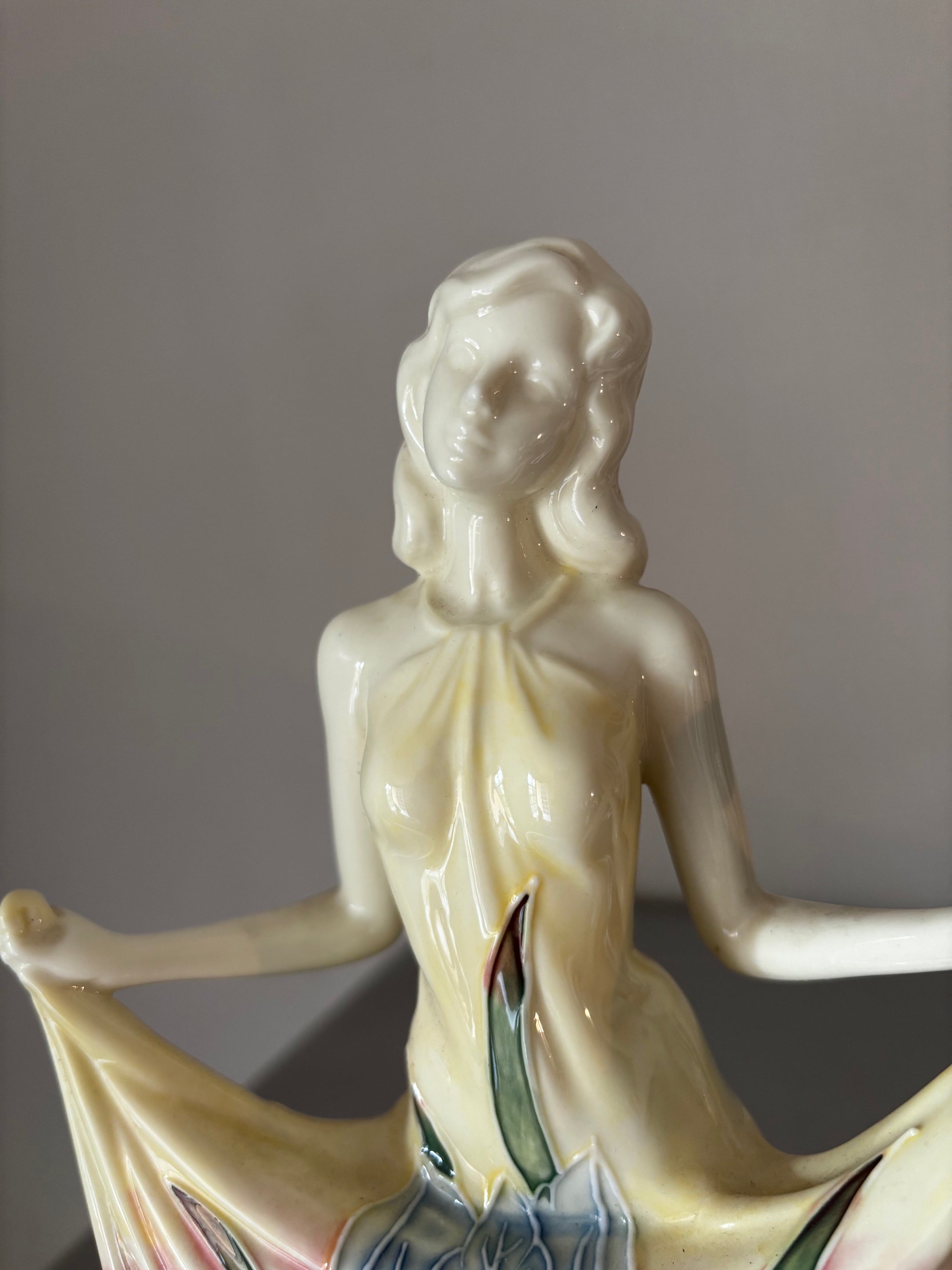 Statuette art nouveau en Porcelaine. Décors Du Galion. Femme Iris Peinte à la Main 30cm