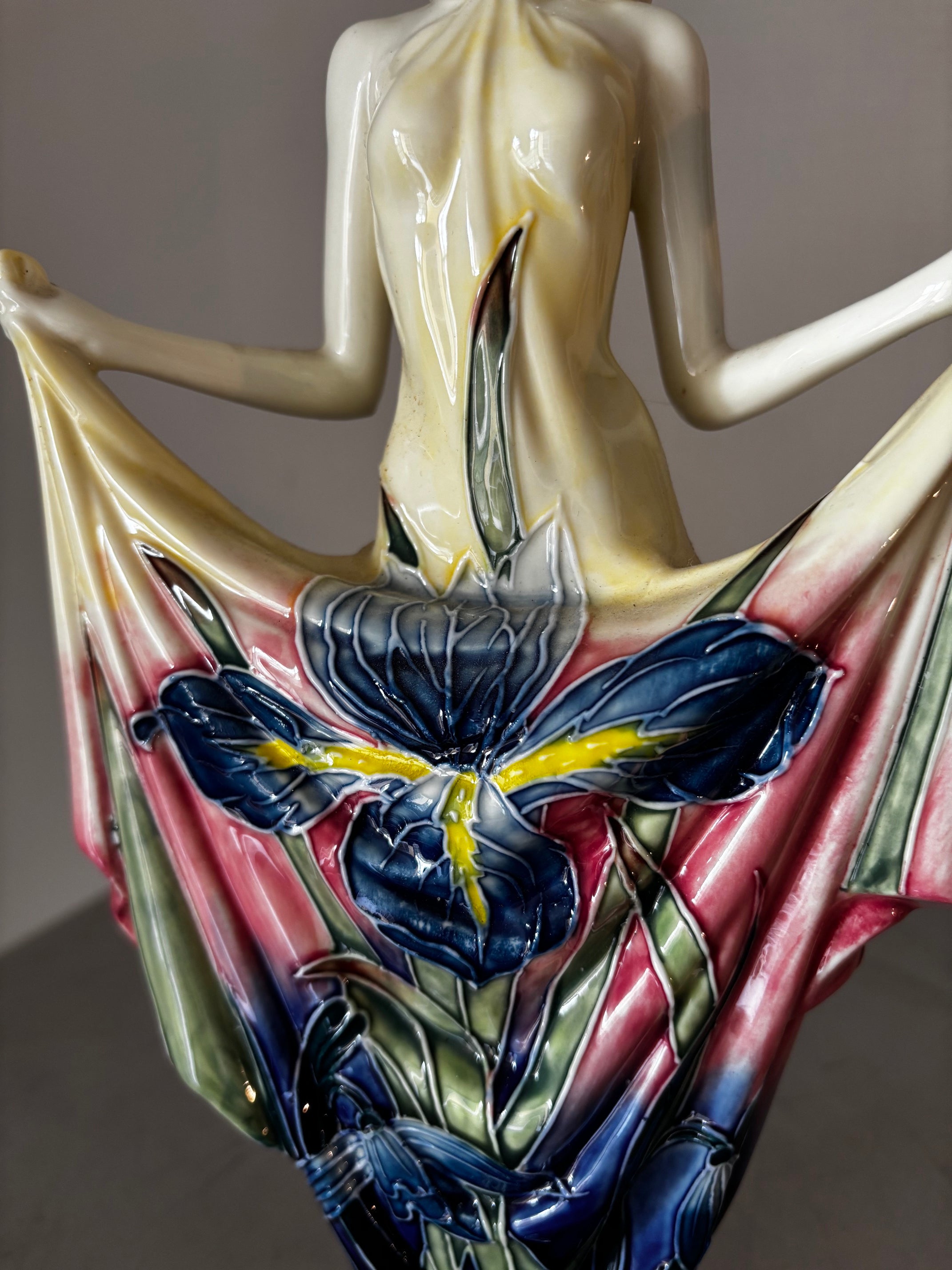 Statuette art nouveau en Porcelaine. Décors Du Galion. Femme Iris Peinte à la Main 30cm