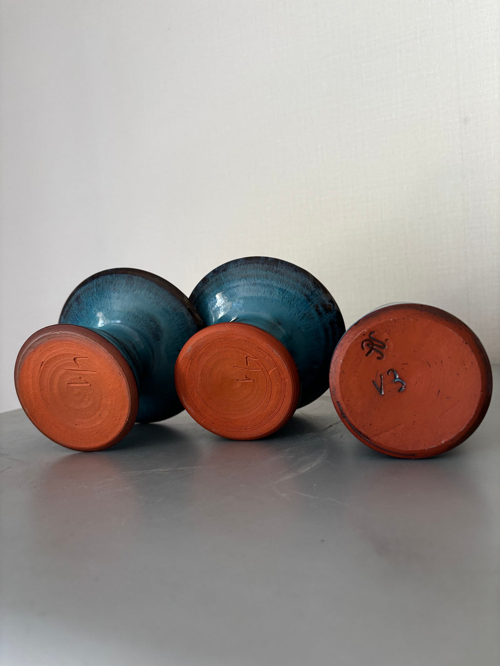 Soliflore et ses 2 Bougeoirs Céramique Scandinave Vintage Émail Turquoise Signé 1960