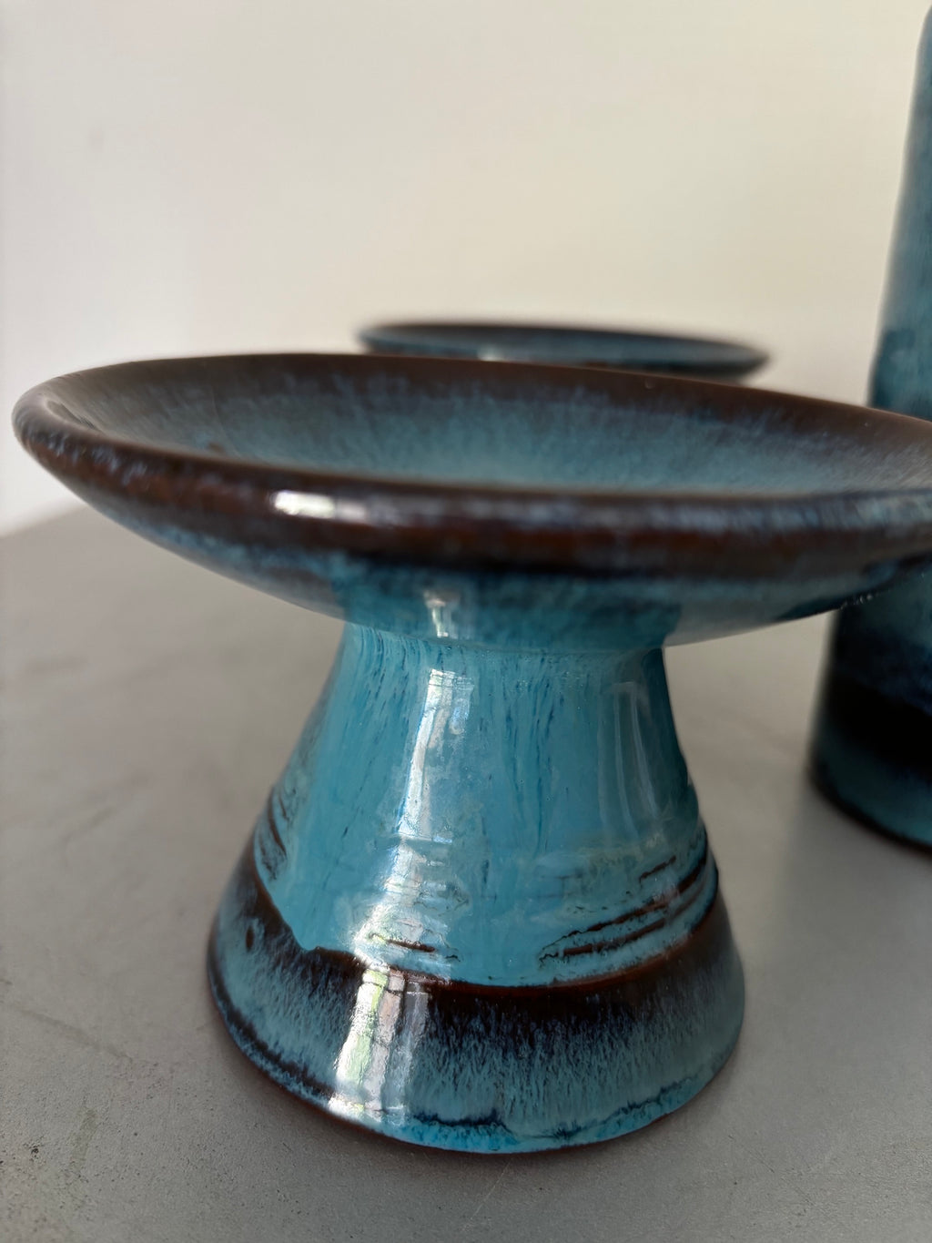 Soliflore et ses 2 Bougeoirs Céramique Scandinave Vintage Émail Turquoise Signé 1960