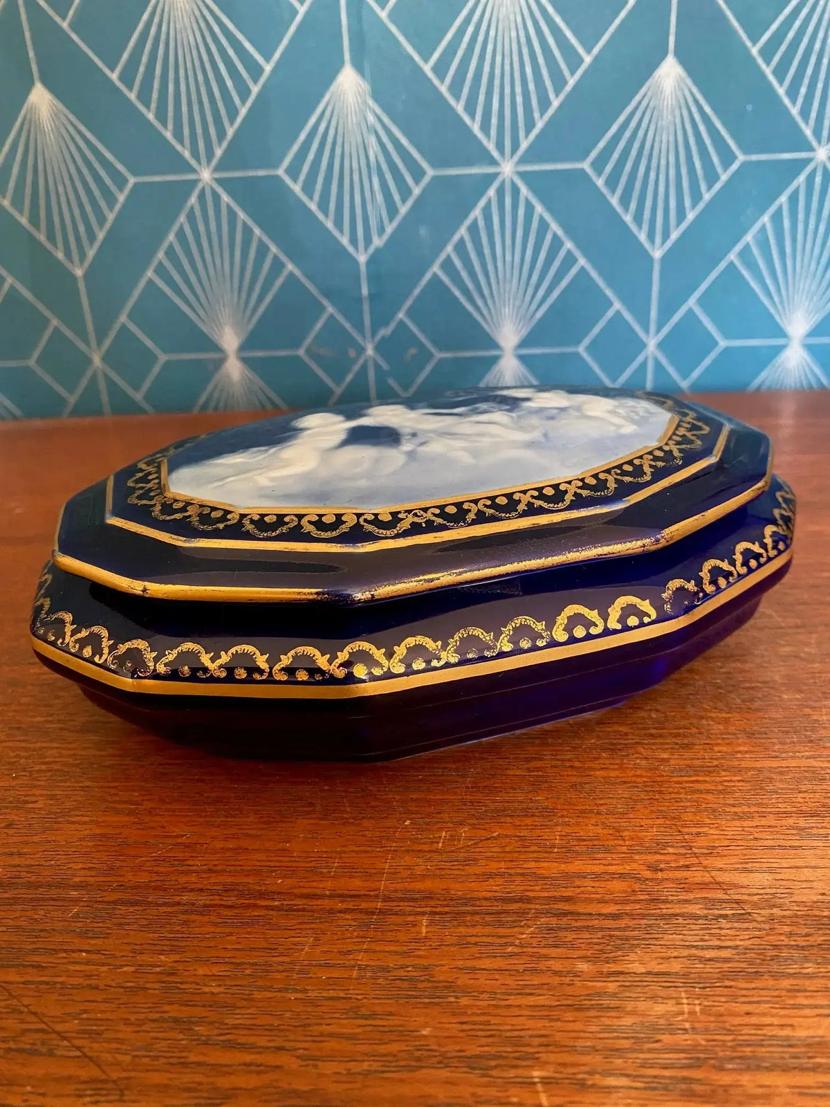 Bonbonnière Camille Tharaud Limoges – porcelaine bleue, camée chérubins, rare 17-{{shop name}}