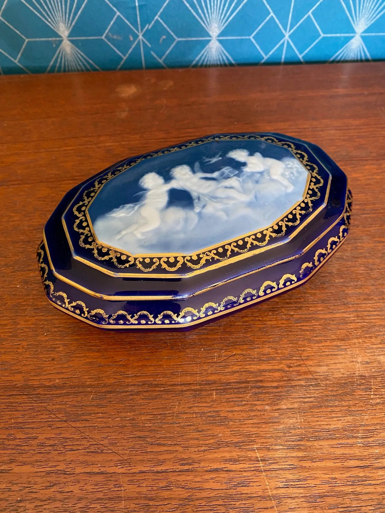 Bonbonnière Camille Tharaud Limoges – porcelaine bleue, camée chérubins, rare 17-{{shop name}}
